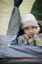 Kind beim Zelten
